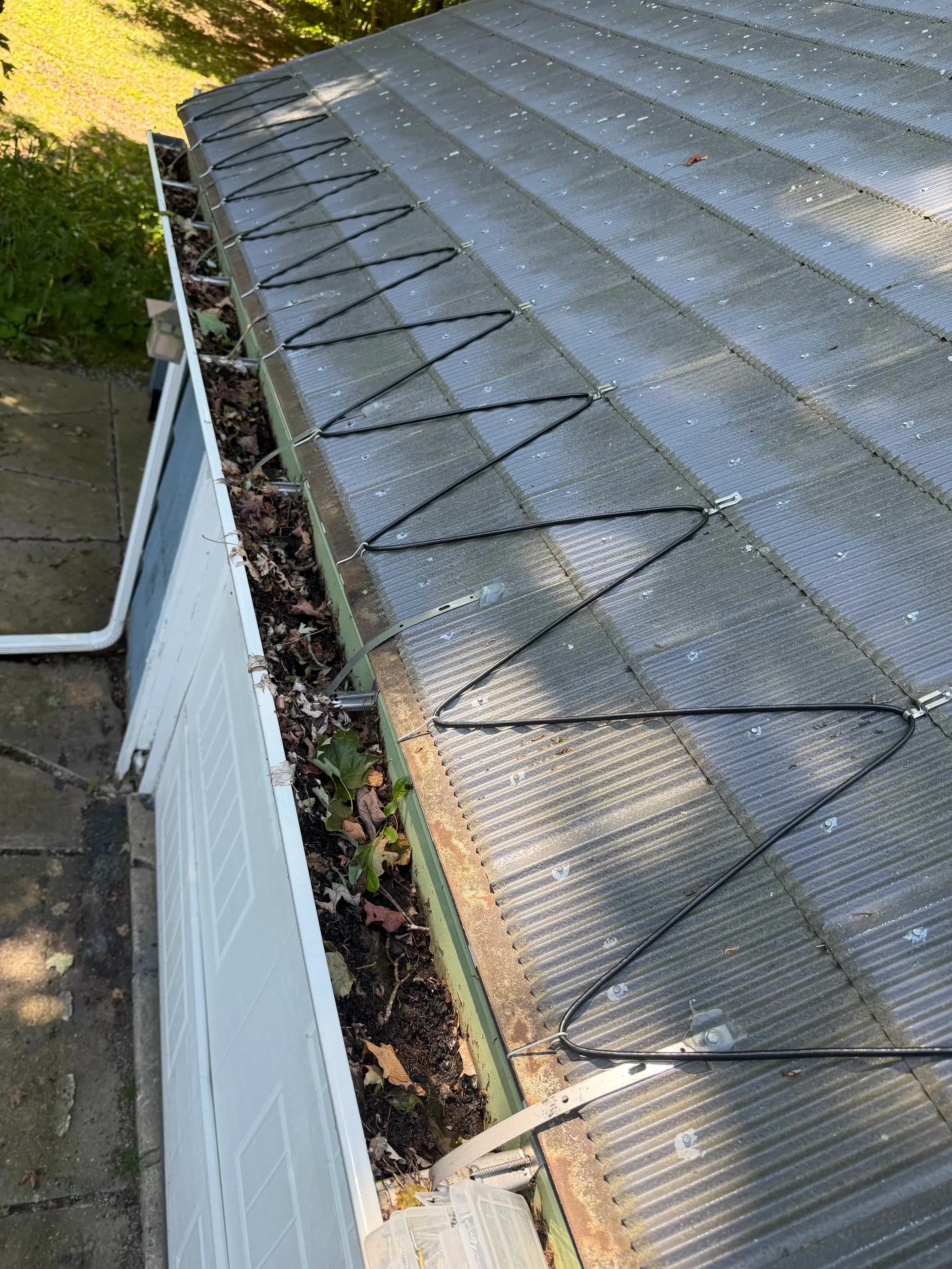 Metal Roof Heat Cable Installation Zigzag Pattern Closeup